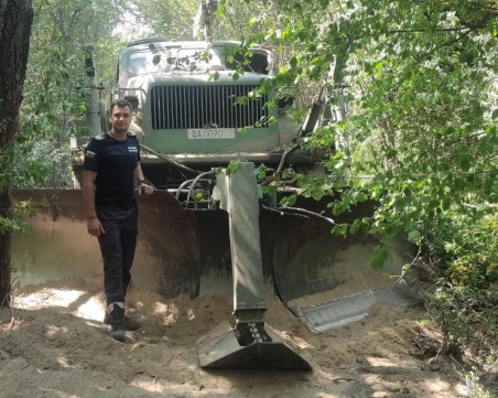 След четири дни битка с огъня: Пожарът в Отец Паисиево е локализиран, изграждат просеки