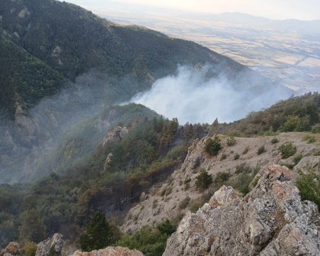 Борбата с пожарите в страната продължава