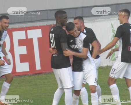 Локо стартира новия сезон с минимална победа, серията от червени картони продължи