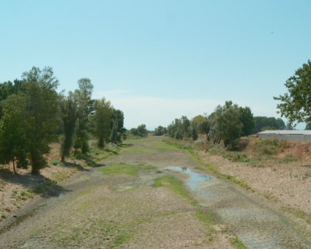 Река Стряма пресъхна напълно в голям участък в Пловдивско