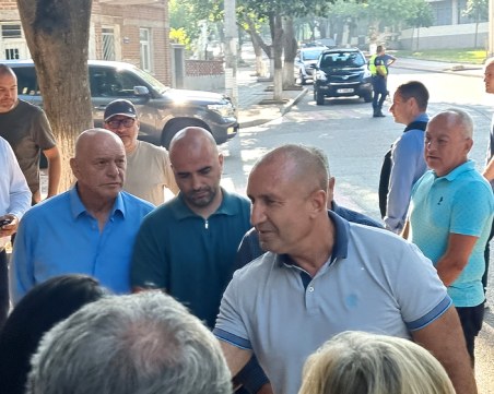 Румен Радев: Важно е да се потушат всички огнища и държавата да покаже, че може да е мобилизирана