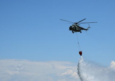 Общо четири хеликоптера и два самолета ще се включат в гасенето на