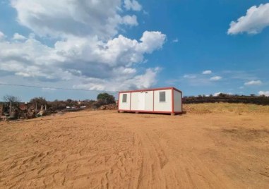 Първият контейнер за временно настаняване вече е монтиран в опожареното