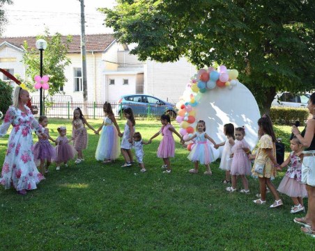 Детско ревю, DJ парти и народни борби за първи път зарадваха жителите на Скутаре