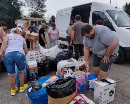 Пловдивчани пристигнаха в село Воден, за да помогнат на пострадалите от пожарите хора
