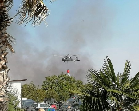 Пожар в Скутаре! Хеликоптер се включи в гасенето