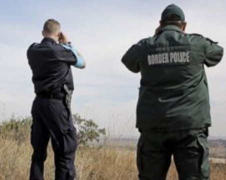 Трафикант стреля по граничари в Гърция, има ранен