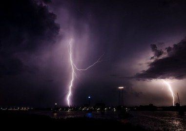 Мъж и дете бяха поразени от мълния в Стара планина