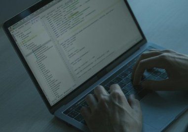 В нов анализ Европол предупреждава че изкуственият интелект играе все