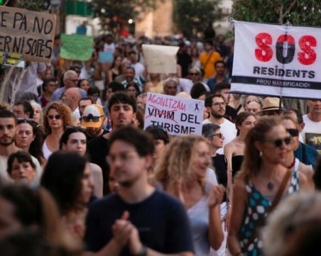 Хиляди на протест в Палма де Майорка заради туристите