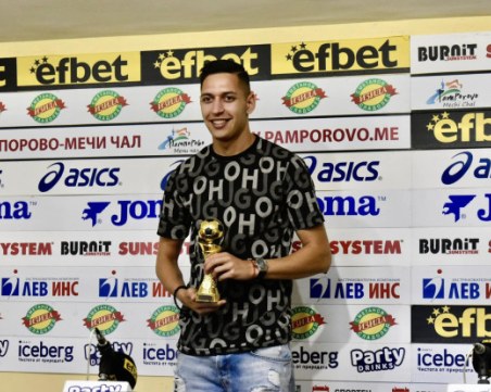 Футболистът на Локомотив Петър Андреев получи наградата си за играч на 35-ия кръг в елита