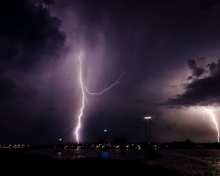 Как да се предпазим от мълнии при буря?