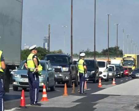 КАТ глобява шофьори, които запечатват акциите им с телефоните си