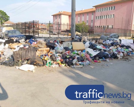 Столипиново тъне в мизерия! Боклуци заливат входа на училище „Найден Геров