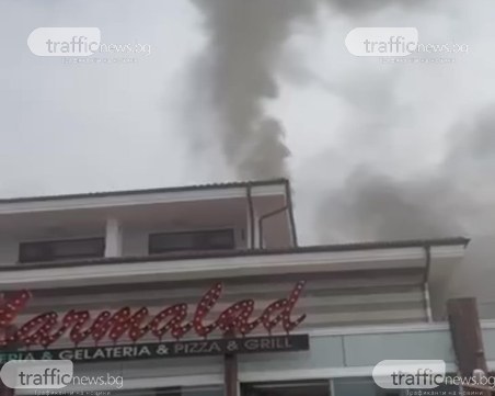 Пожар пламна зад известно заведение в Свети Влас ВИДЕО