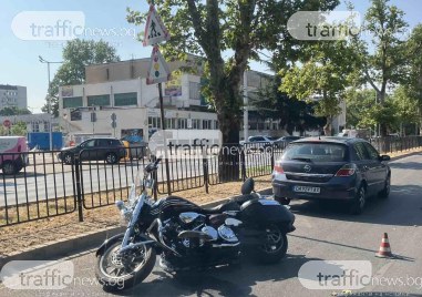 Катастрофа между лек автомобил и мотор е възникнала на бул