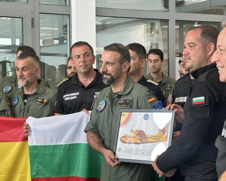 Министър Стоянов изпрати чешките и испанските пожарникари! Дълбок поклон към всички!