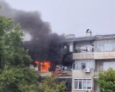 Пожар пламна в апартамент в Кючука ВИДЕО