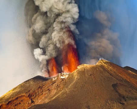 Вулканът Етна изригна