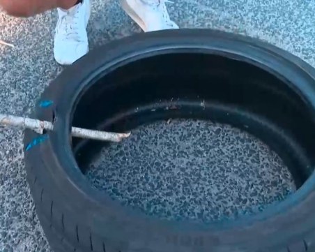 Заради разцепена гума в дупка: Кола едва не падна от АМ 