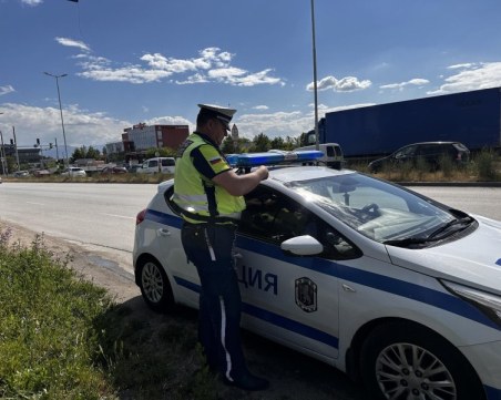 Изправят на съд шофьор, подхвърлил 100 лв. на полицаи край Цалапица