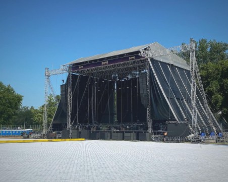 Край на прахоляка: Монтираха специалната настилка пред огромната сцена на Hills of Rock