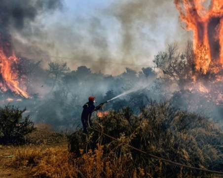Пожарът в Гърция достигна границата ни