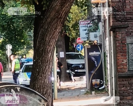 Скъпа катастрофа в Смирненски: Електрически джип мерцедес се заби между дърво и къща