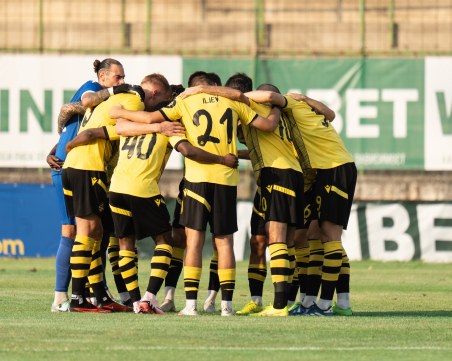 Вижте съставите на Панатинайкос и Ботев