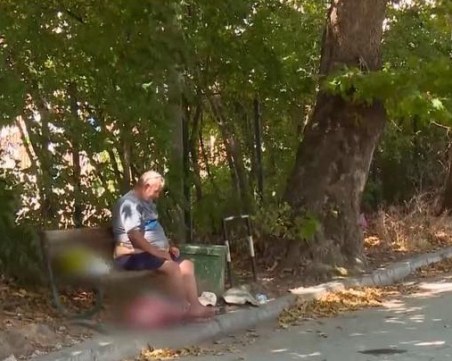 Зов за помощ: Мъж живее с месеци на пейка пред спешен център, роднини взели апартамента му