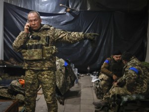 Руските успехи на фронта са само тактически, каза украинският главнокомандващ в интервю за „Гардиън
