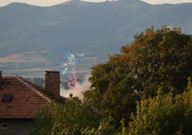 Повече от три часа продължават да гърмят фойерверките в складове