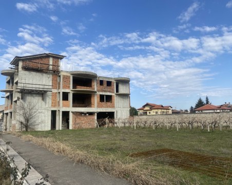 Бизнесдама от Пловдив отново в схватката на ЧСИ, продават имот с незавършена къща