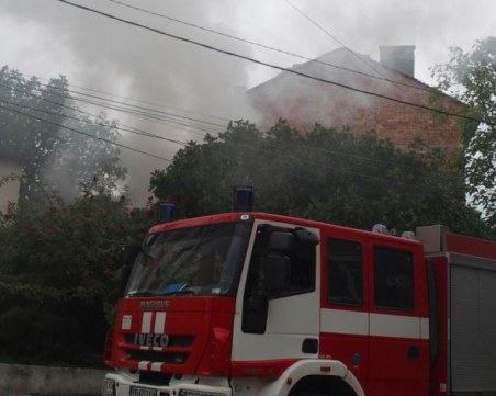 Пожар избухна в жилищна сграда в Асеновград