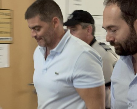 Съдът решава дали да остави в ареста лекарите, обвинени в източване на НЗОК