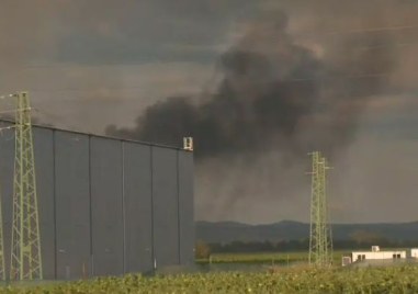 Отново се е възпламенил рано тази сутрин пожарът в склада