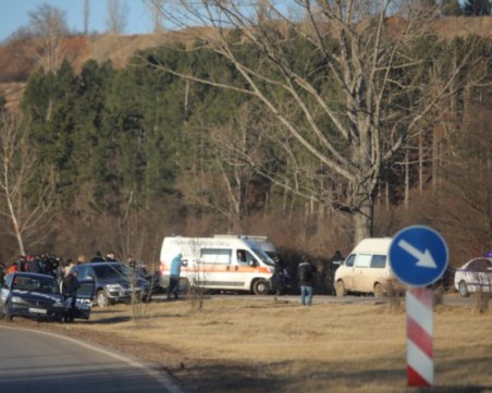 Бус с мигранти се преобърна в Сърбия, 30 души са ранени