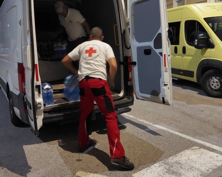 Одеяла, храна и вода предоставиха от БЧК на засегнатите от взрива в Елин Пелин