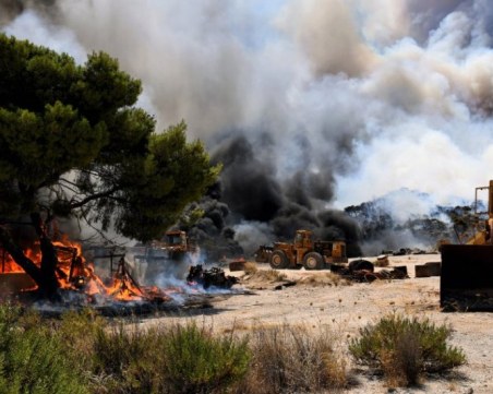 Огънят в Гърция отново достигна българската граница