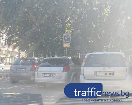 Пловдивски шофьори хитруват, паркират върху стоянки за таксита