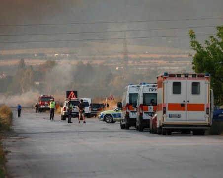 Военните в готовност да гасят пожара в Елин Пелин, бронирани машини ще влязат в складовете