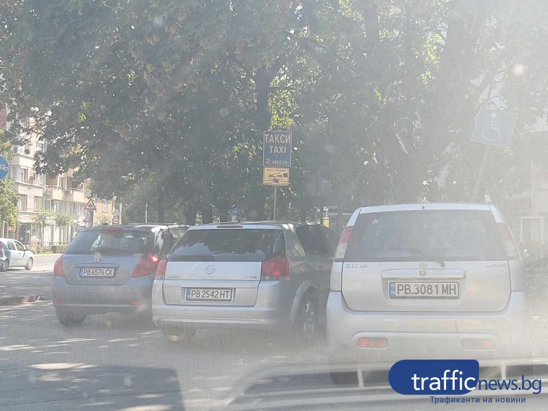 Пловдивски шофьори хитруват, паркират върху стоянки за таксита