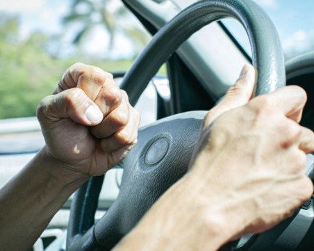 Агресия! Младеж наби и заплаши с убийство шофьор на кръстовище в София