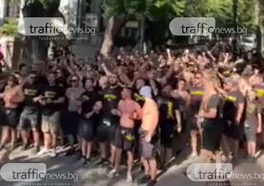 Феновете на Ботев превзеха Стария град и се събраха откъдето