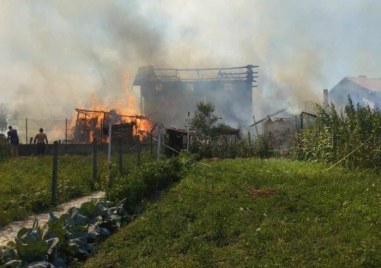Kъща и плевни горят в град Костандово обл Пазарджик пише DarikNews bg