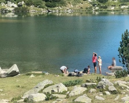 Деца се изкъпаха в Муратовото езеро
