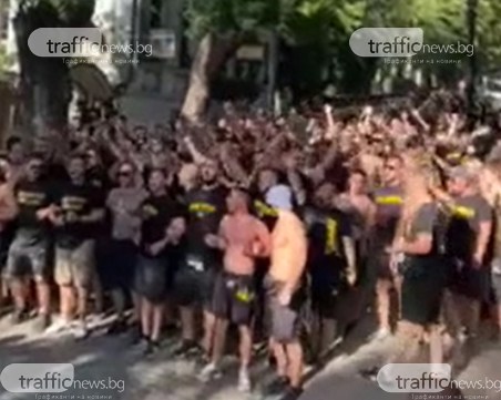 Феновете на Ботев се събраха в Стария град, започва шествието за дербито