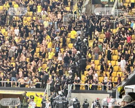 Феновете на Ботев се сбиха в южната трибуна, полиция влезе в сектора