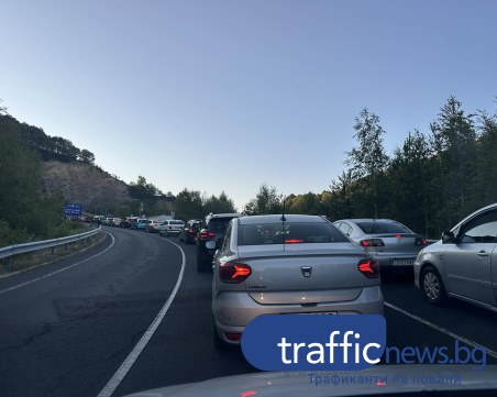 Румънски автомобили затапиха движението по 