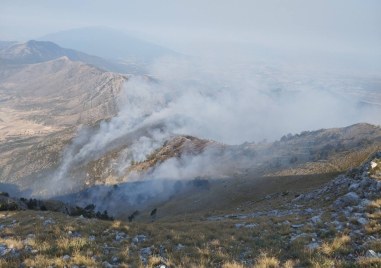 Продължава акцията по гасенето на пожара по границата с България